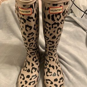 HUNTER Rain Boots YOUTH size 5 (comparable to women’s size 7) Free shipping.